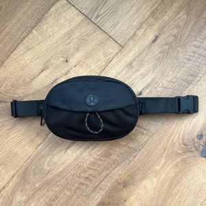 lululemon Take It On Belt Bag in Black